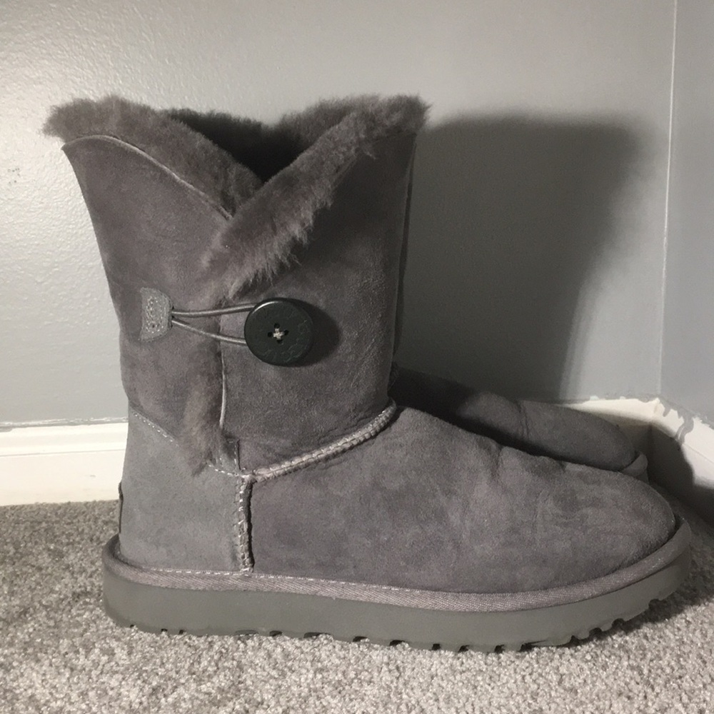 Ugg boots Bailey button. Color: gray. Size 8.